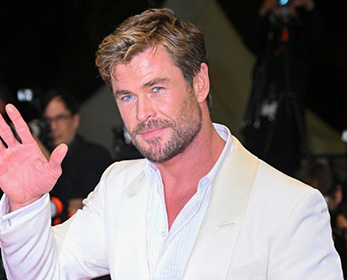 Photo of the actor Chris Hemsworth waving